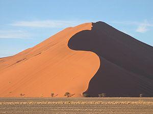 A dune in Sossusvlei, Namibia Français : Une d...