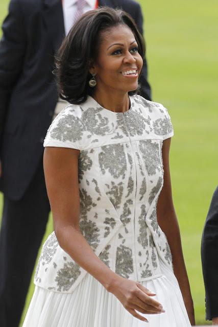 SCIVOLONE PER MICHELLE OBAMA CAUSATO DA UNA GIACCA