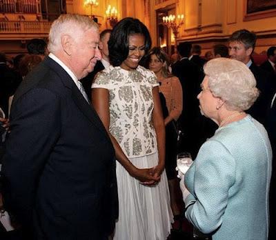 SCIVOLONE PER MICHELLE OBAMA CAUSATO DA UNA GIACCA