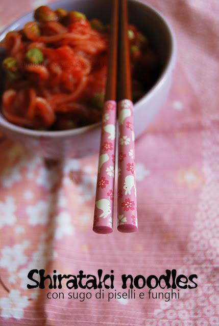 Shirataki noodles con sugo di piselli e funghi