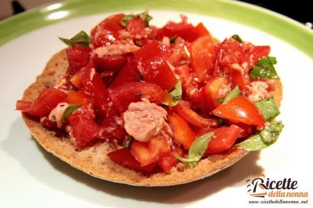 Ricetta freselle pomodoro, basilico e tonno