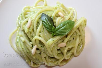 Spaghetti con pesto di zucchine