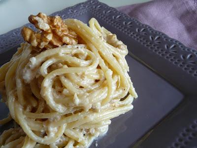 SPAGHETTI con PESTO di NOCI