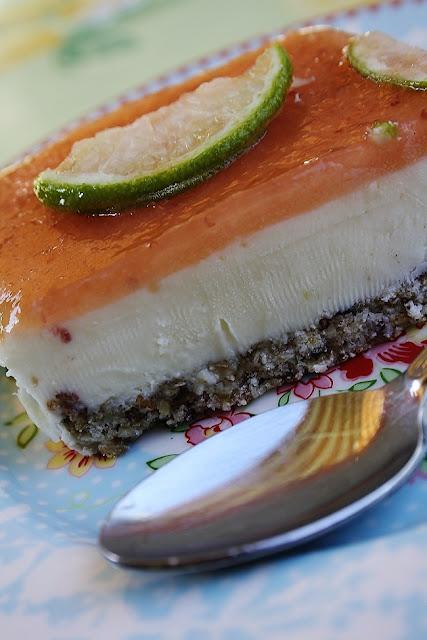 Cheesecache con base al musli e gelee di pesche e lime.