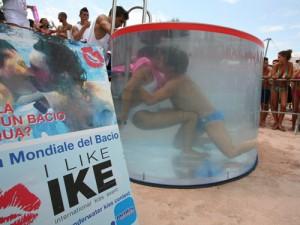 bacioSottacqua riccione 300x225 IKE International Kiss Event, la gara di bacio sott’acqua allaquafan di Riccione