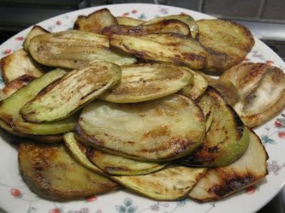 Un contorno super ovvero: Piccoli portafogli di melanzane e..un lavoretto da fare sotto l'ombrellone...