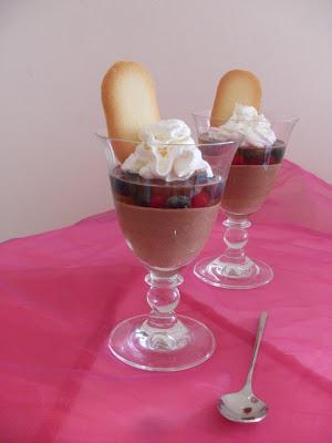 verrine di  mousse al cioccolato con geleè di zibibbo e frutti rossi (e auguri a noi )