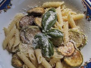 Maccheroni con zucchine fritte