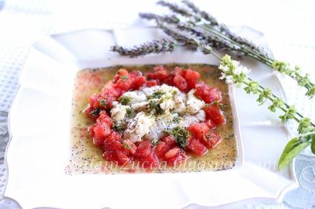 Canocchie marinate con pomodori, salsa leggera al basilico e semi di papavero
