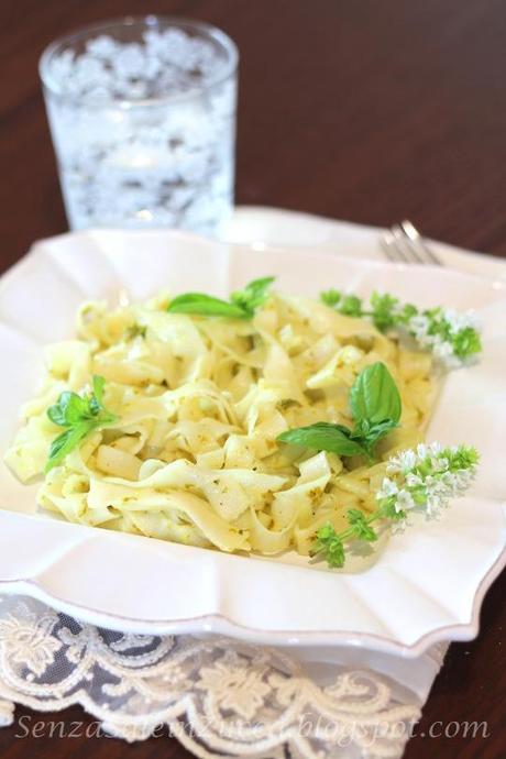 Tagliatelle senza uova al limone e basilico