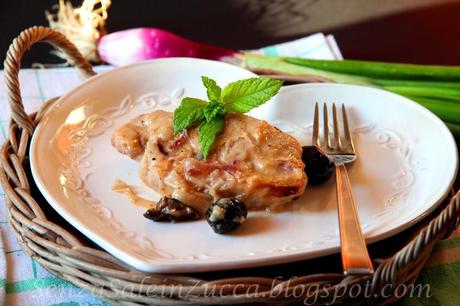 Tasca di maiale con feta, olive cipollotti rossi e basilico