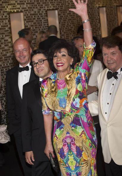 SHIRLEY BASSEY FAVOLOSA AL RED CROSS BALL