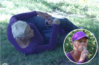 BRIGITTE NIELSEN UBRIACA AL PARCO (FOTO)