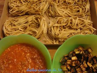 Tagliatelle di farro con ragù di carne e zucchine fritte