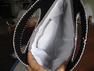 borsa in feltro con federa noir e blanche...finita!!