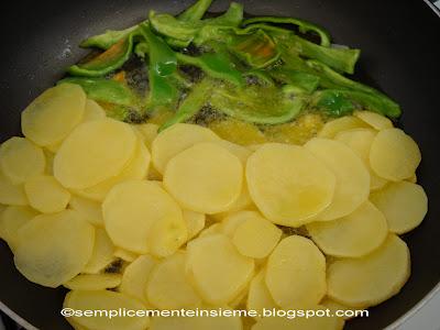 Patate e peperoni in padella alla calabrese