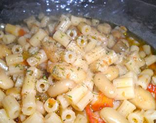 Zuppa di fagioli con pomodorini freschi