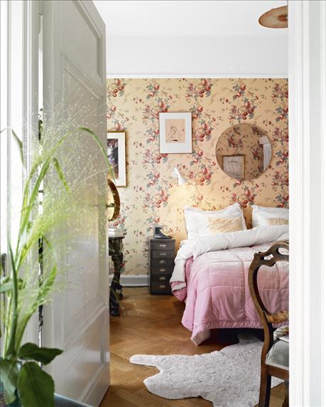 Sovrummet är inspirerat av Sofia Coppolas film Marie Antoinette med engelska blomstertapeten Roses &...