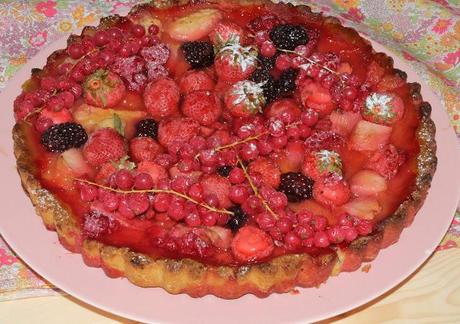 Crostata con frutti rossi, pesche tabacchiere e crema al limone