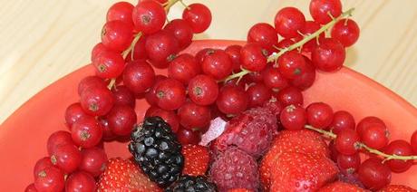 Crostata con frutti rossi, pesche tabacchiere e crema al limone