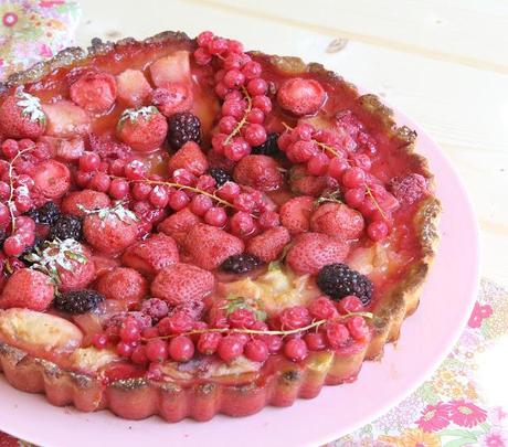 Crostata con frutti rossi, pesche tabacchiere e crema al limone