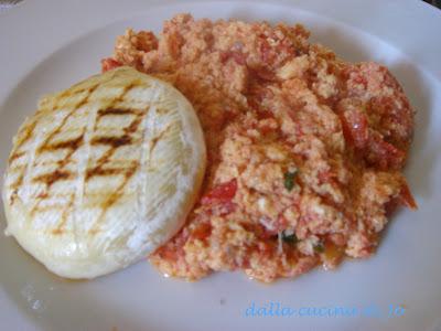 Tomini alla griglia con uova strapazzate al pomodoro