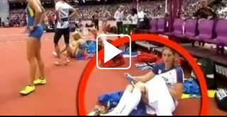 ATLETA SI TOGLIE LE MUTANDINE IN PISTA (VIDEO)