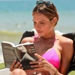 Miami: Nicole Minetti, in spiaggia con bikini e romanzo erotico