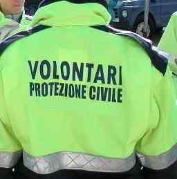 Villacidro Volontario della Protezione civile si frattura Cercava di salvare dal fuoco tre cuccioli