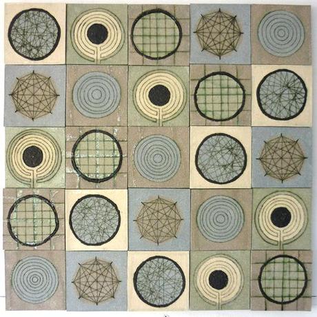 PATTERNS GEOMETRICI NEI RAFFINATISSIMI PANNELLI MURALI IN CERAMICA DI CLARE CROUCHMAN