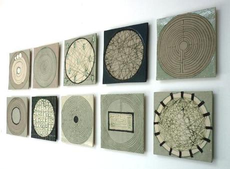 PATTERNS GEOMETRICI NEI RAFFINATISSIMI PANNELLI MURALI IN CERAMICA DI CLARE CROUCHMAN