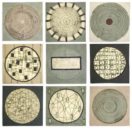 PATTERNS GEOMETRICI NEI RAFFINATISSIMI PANNELLI MURALI IN CERAMICA DI CLARE CROUCHMAN