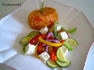 Riso al pomodoro con peperoni, zucchine e feta greca