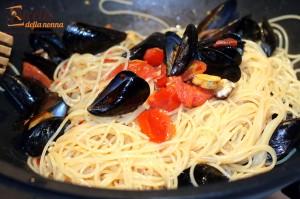 Spaghetti cozze e pachino