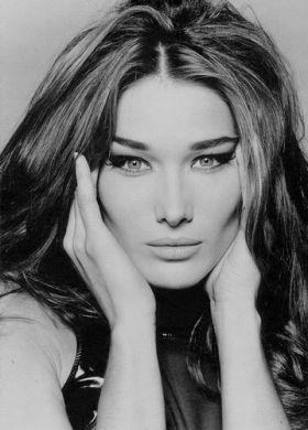 Carla Bruni prima e dopo il botox. E la vaga somiglianza con un chipmunk.