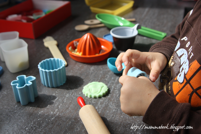 Pasta di pane colorata e altre attività con i coloranti alimentari – Three indoor toddler activities with food colouring