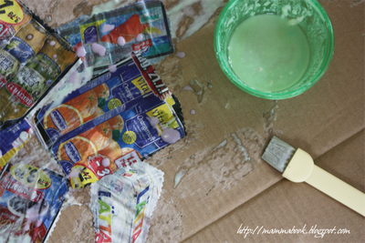 Pasta di pane colorata e altre attività con i coloranti alimentari – Three indoor toddler activities with food colouring