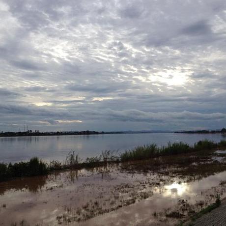 Solamente una sottile striscia di acqua mi separa dalla Thailandia. 


Vientiane, una capitale che conta poco meno di 300 mila abitanti. Niente grattacieli, niente megacentricommerciali, niente vialoni o strade soprelevate.


In tutto il paese solo 3 canali televisivi parlano in lingua nazionale, notizie e politica, per il testo è tutto proveniente da oltre confine.


Lo stipendio medio di un cameriere è di circa 80 $ al mese.


Molti ancora i centri abitati e i piccoli villaggi privi di elettricità. In molti sperano di trovare lavoro in qualche fabbrica in Thailandia per potersi costruire una casa che sia più di una baracca di legno.


Molta cortesia, genuina. Molti sorrisi, veri. Tanto verde nella stagione delle piogge.


Mi sono innamorato dell’Isaan “oltre il Mekong”.

I treni che dalla Thailandia vanno in Laos? Lo sanno che faranno ritardo ma non te lo comunicheranno mai, tanto vale rassegnarsiAndrea in Thailandia 