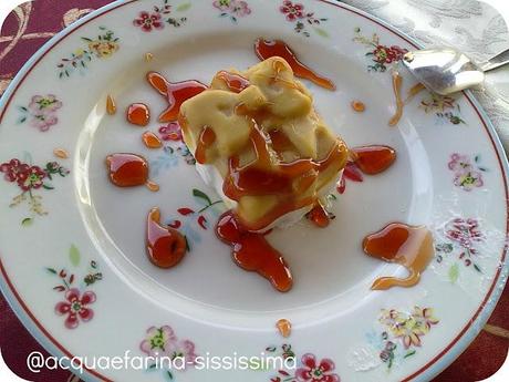 ...brivido gelato con panna, crema al cioccolato bianco al cappuccino e top alla fragola...