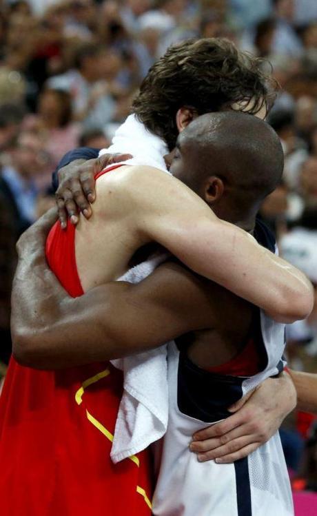 La foto del giorno: abbraccio olimpico