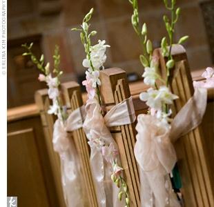 La coppia ha decorato i banchi con nastri champagne e orchidee Dendrobium rosa.