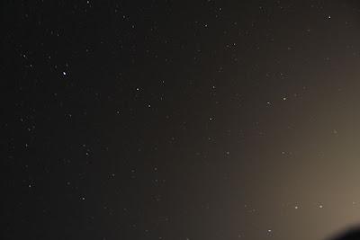 notte di stelle, su di uno scoglio di mare