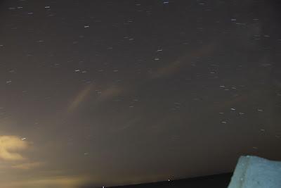 notte di stelle, su di uno scoglio di mare