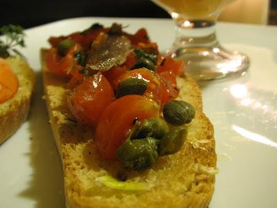 LA VECCHIA CAFFETTIERA - BRUSCHETTA POMODORINI E BASILICO&BRUSCHETTA; CON PASTA DI GRANCHIO E GAMBERETTI CON GAZPACHO DI MELONE E CETRIOLO