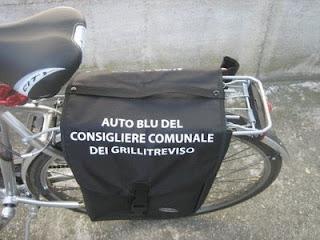 Basta auto blu. Mandiamoli tutti... a piedi!