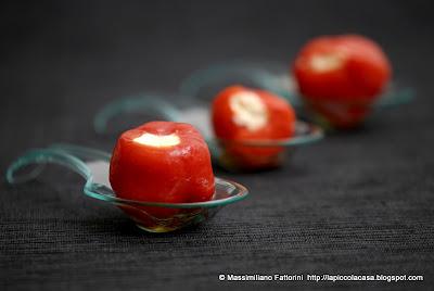 La ricetta per un un apertivo un po' più piccante : peperoncini ripieni di robiola e erba cipollina