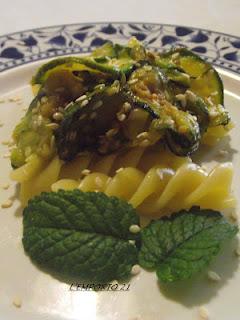 Pasta con zucchine,menta e semi di sesamo