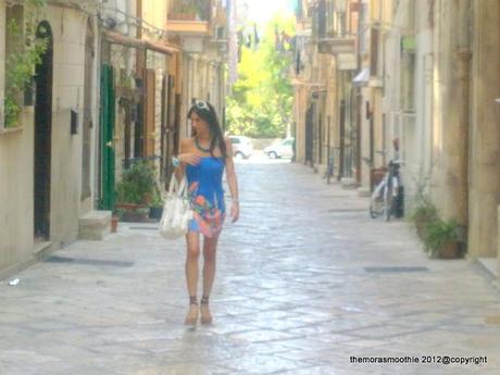 Outfit necklace with colorated ropes on the road in Puglia