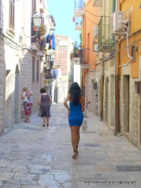 Outfit necklace with colorated ropes on the road in Puglia