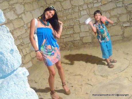 Outfit necklace with colorated ropes on the road in Puglia